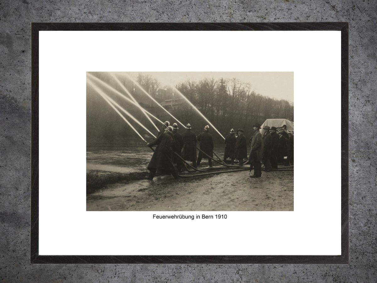 Feuerwehrübung in Bern 1910 – Historische Feuerwehr – Gerahmter Print