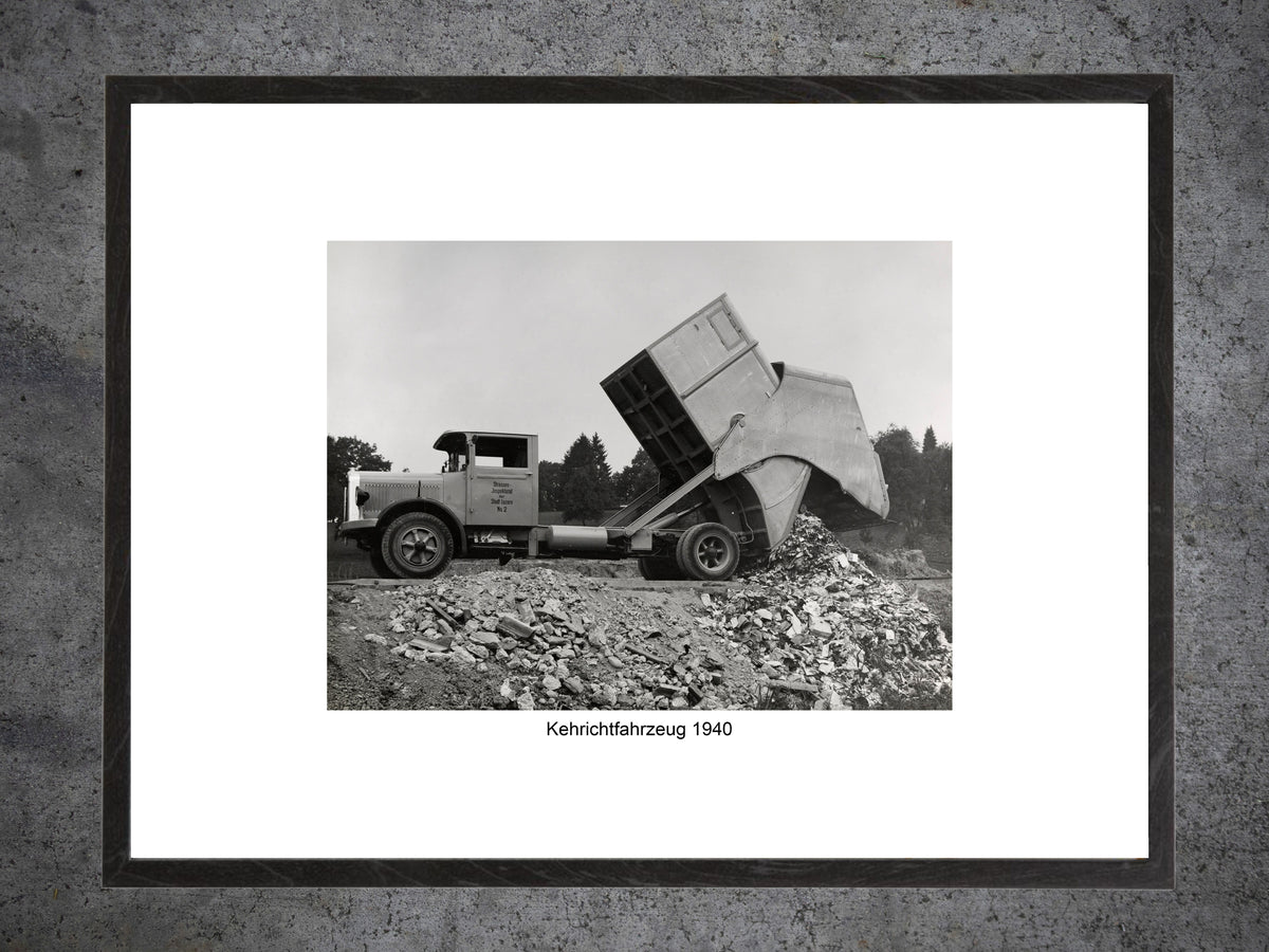 Kehrichtfahrzeug 1940 – Historische Schweizer Müllabfuhr – Gerahmter Print