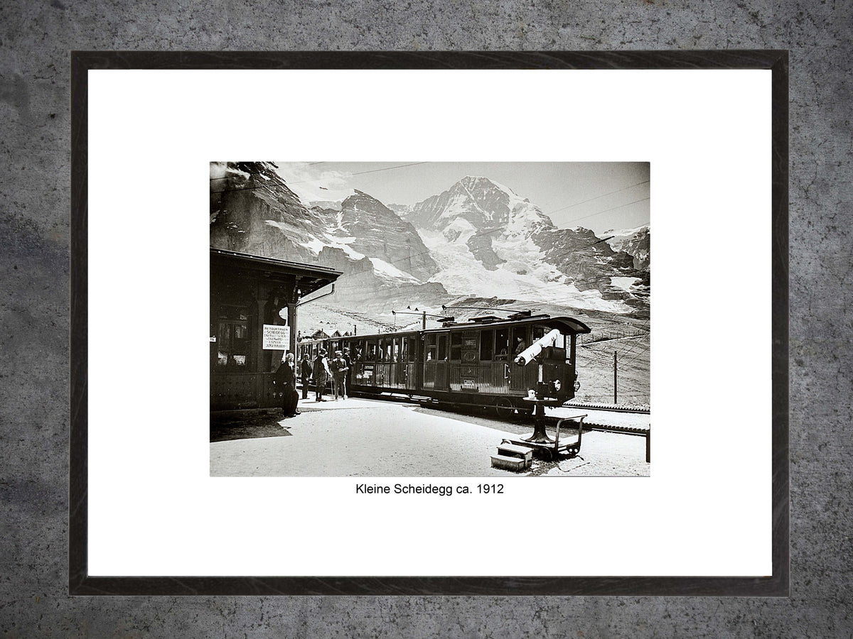 Kleine Scheidegg ca. 1912 – Historische Bergbahn vor Eiger & Mönch – Gerahmter Print