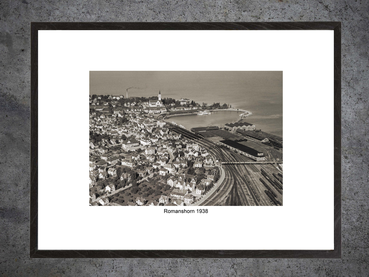 Romanshorn 1938 – Historische Luftaufnahme mit Hafen & Bahnhof – Gerahmter Print