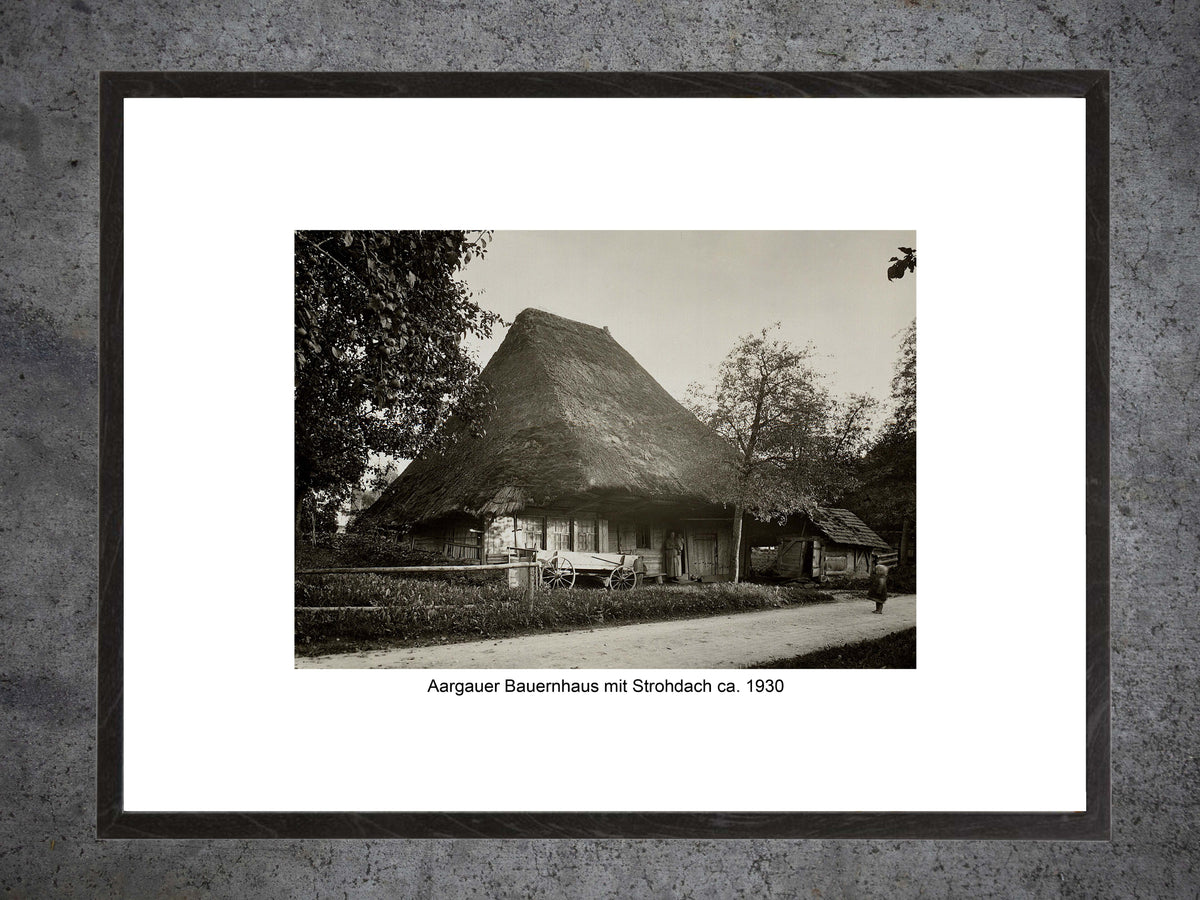 Aargauer Bauernhaus mit Strohdach, ca. 1930 – Gerahmter historischer Print