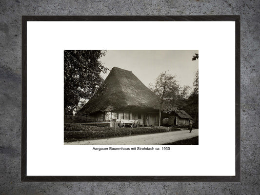 Aargauer Bauernhaus mit Strohdach, ca. 1930 – Gerahmter historischer Print