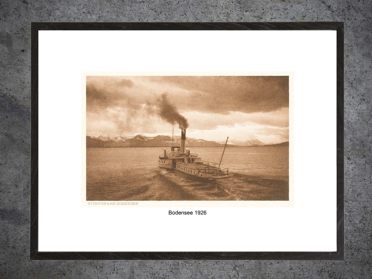 Bodensee 1926 – Historisches Dampfschiff vor Alpenkulisse – Gerahmter Print
