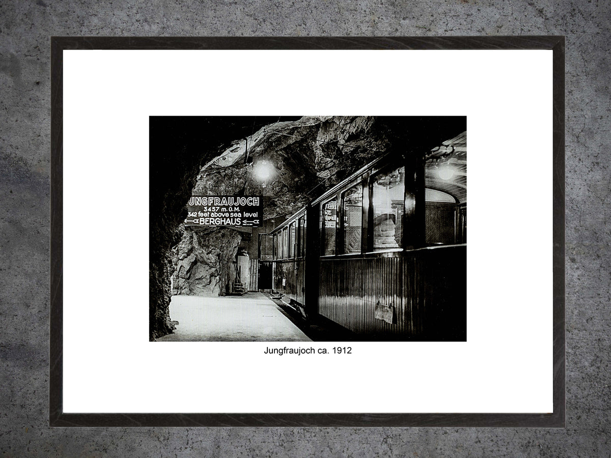 Jungfraujoch ca. 1912 – Historische Jungfraubahn in der Felsstation – Gerahmter Print