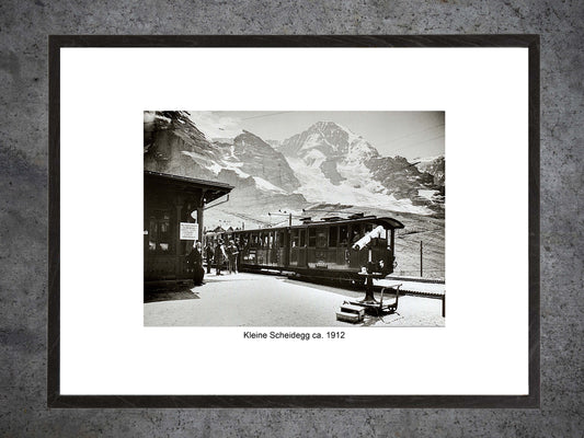 Kleine Scheidegg ca. 1912 – Historische Bergbahn vor Eiger & Mönch – Gerahmter Print