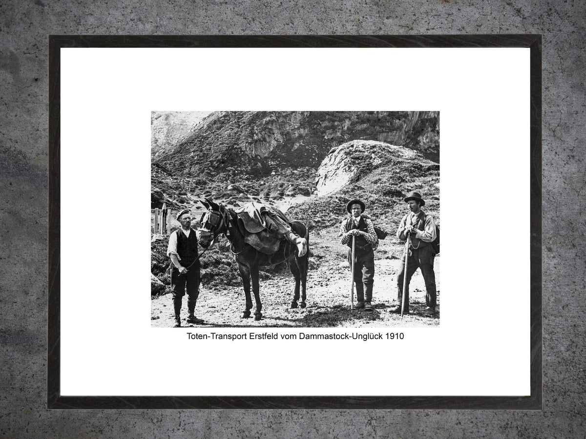 Toten-Transport nach dem Dammastock-Unglück 1910 – Historische Fotografie – Gerahmter Print